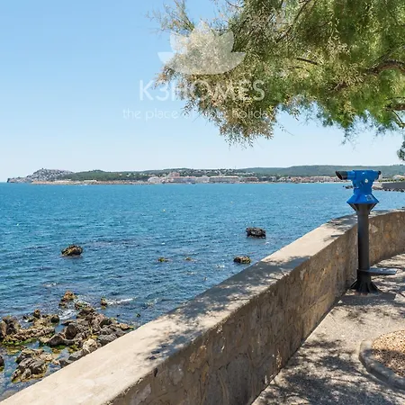 Holiday home For 6 Near The Beaches